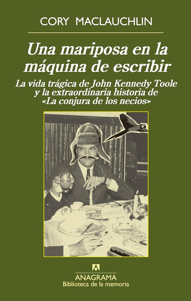 Una mariposa en la máquina de escribir | CORY MACLAUCHLIN