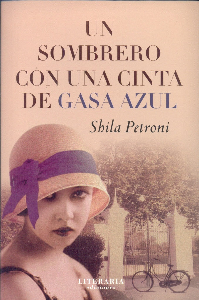 Un sombrero con una cinta de gasa azul | Shila Petroni